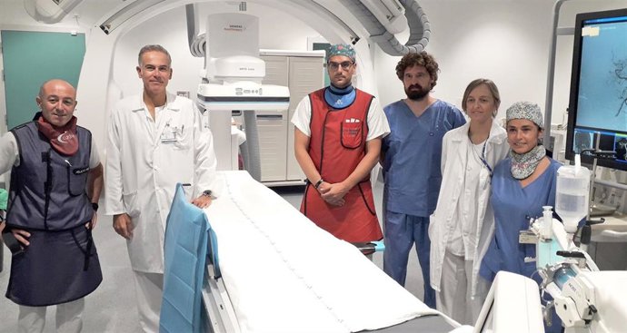 El doctor Pedro Vega, responsable de Neuroradiología Intervencionista del HUCA, con parte de su equipo, el nuevo angiógrafo y la sala de control, y una intervención  practicada con este recurso.