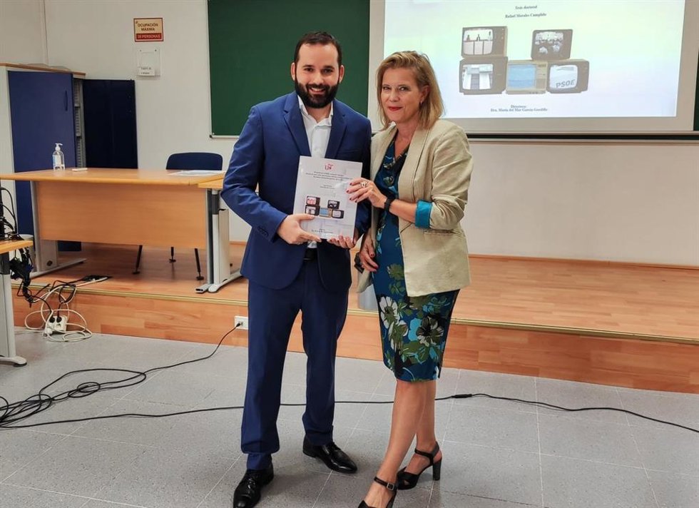 Rafael Morales posa junto a la profesora de la Universidad de Sevilla María del Mar García Gordillo tras defender su tesis doctoral sobre los debates electorales en las primarias del PSOE.