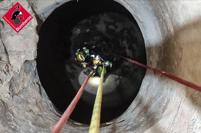 Alicante.- Sucesos.- Rescatan a un perro que había caído a un pozo a nueve metros de profundidad en Pinoso (Alicante)