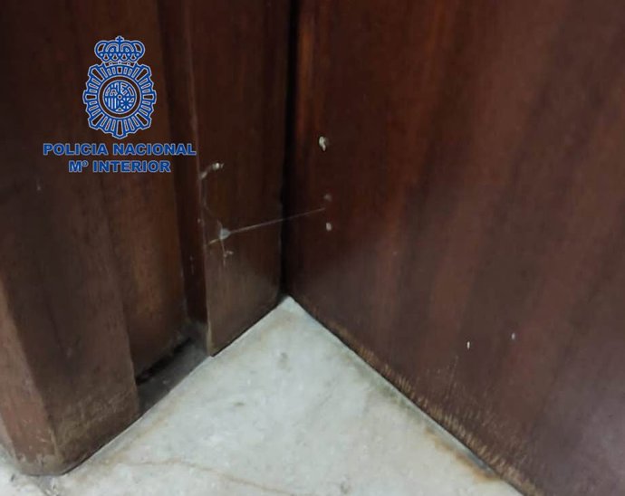 Detenidos dos hombres cuando colocaban 'testigos' en puertas de viviendas de una finca en Valncia para robar