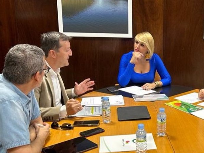 La consejera de Hacienda y Administración Pública, Elena Manzano, en su reunión con CSIF.