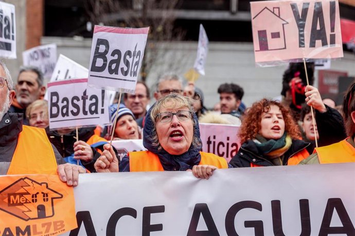Archivo - Varias personas protestan en una manifestación por las afecciones de las obras de la línea 7B de Metro en San Fernando de Henares
