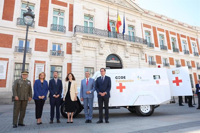 La presidenta de la Fundación CEOE, Fátima Báñez (2i); la presidenta de la Comunidad de Madrid, Isabel Díaz Ayuso (3d); el  embajador de Ucrania en España, Serhii Pohoreltsev (2d), y el presidente de la CEOE, Antonio Garamendi (1d), posan a su llegada a