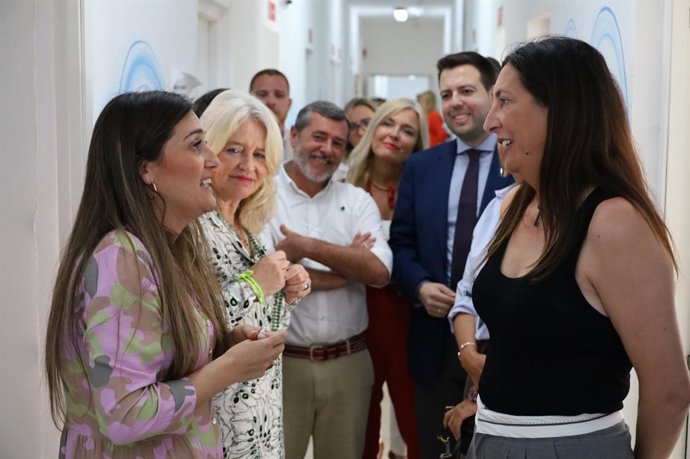 Loles López, consejera de Inclusión Social, Juventud, Familias e Igualdad, en una visita a Nuevo Hogar Betania