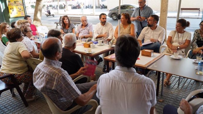 Los socialistas Daniel Perez y Mariano Ruiz, con vecinos de La Pelus