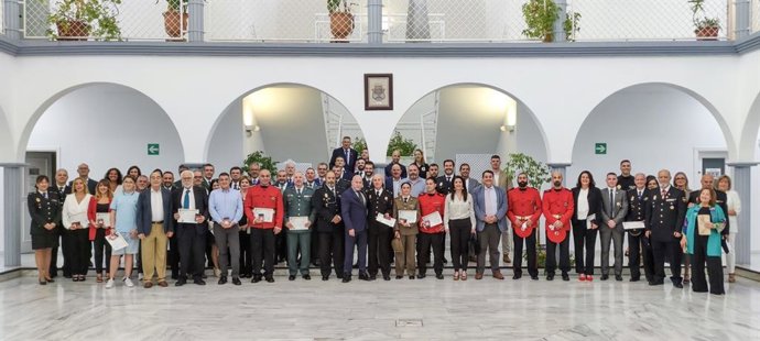 Foto de familia de los galardonados en la gala de la Asociación Andaluza de Preventiva del Suicidio Policial.