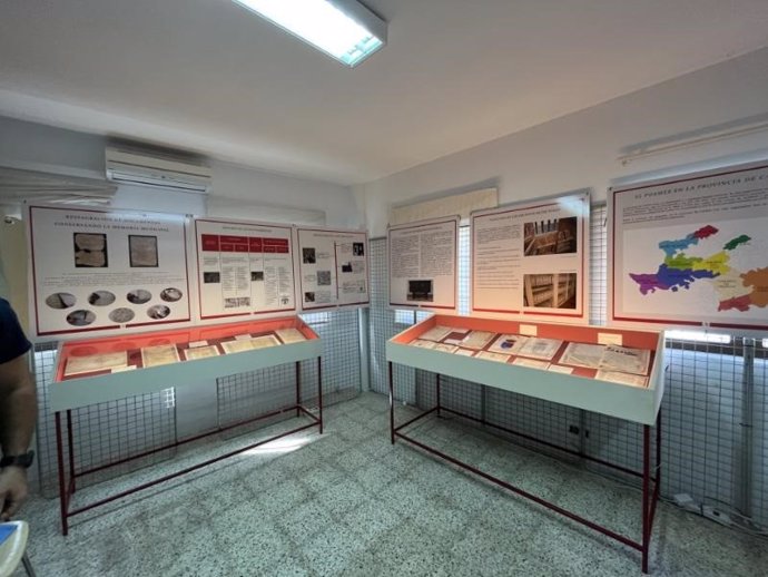 Una exposición en Santibáñez el Alto (Cáceres) muestra documentos y archivos históricos del municipio