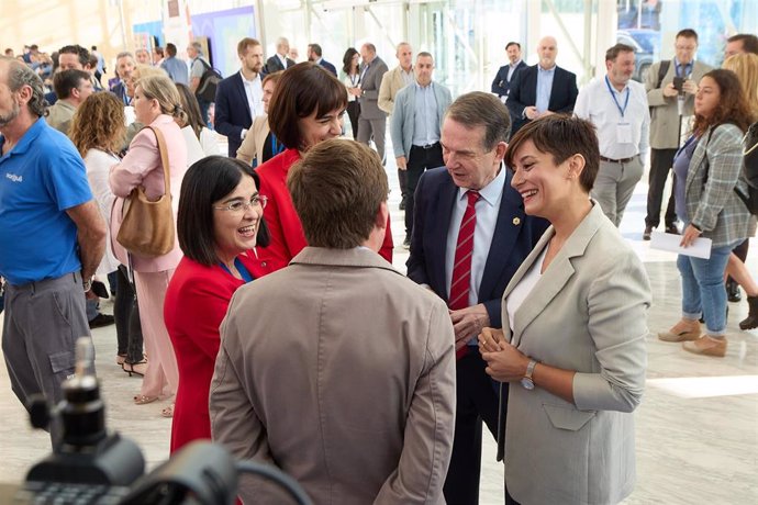 (I-D) la alcaldesa de Las Palmas de Gran Canaria, Carolina Darias, la ministra de Ciencia e Innovación en funciones, Diana Morant, el alcalde de Madrid, José Luis Martínez Almeida, el alcalde de Vigo, Abel Caballero y la ministra Portavoz del Gobierno e