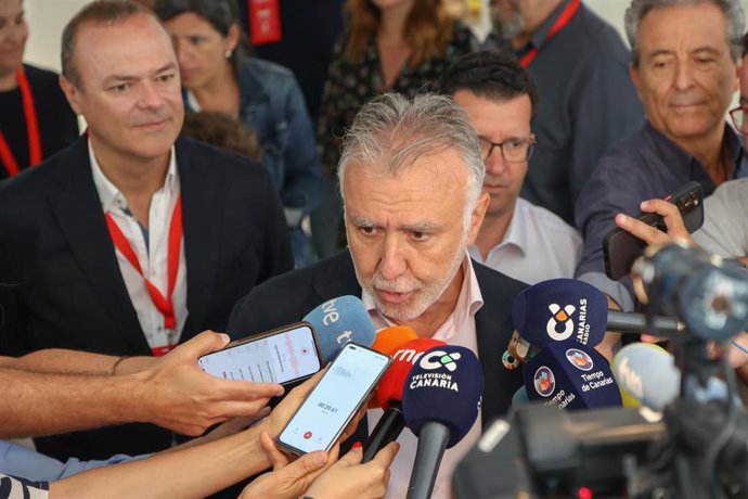 Archivo - El secretario general del PSOE Canarias y presidente del Gobierno de Canarias y candidato a la reelección, Ángel Víctor Torres, ofrece declaraciones tras votar en el Centro de Atención a Mayores, a 28 de mayo de 2023, en Arucas, Gran Canaria, 