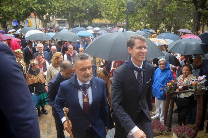 El presidente de La Rioja, Gonzalo Capellán, durante el pisado de la uva y ofrenda del primer mosto a la Virgen de Valvanera