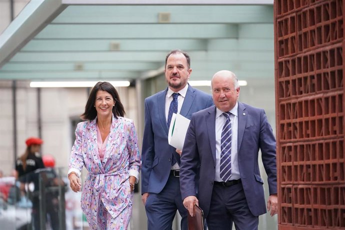 El presidente del PP vasco, Carlos Iturgaiz (c), y el parlamentario del PP Carmelo Barrio (1d) a su llegada al último pleno de Política General de la Legislatura del Gobierno vasco, en el Parlamento vasco, a 14 de septiembre de 2023, en Vitoria-Gasteiz