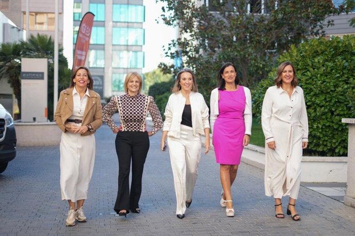 La alcaldesa de Valncia, María José Catalá (a la derecha), llega al pleno de constitución de la FEMP