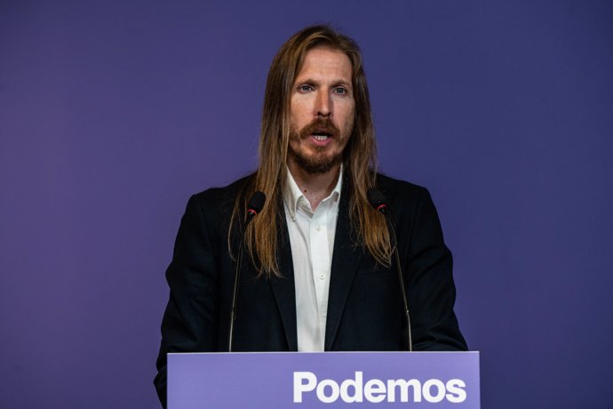 El portavoz de Podemos, Pablo Fernández, ofrece una rueda de prensa, en la sede del partido, a 18 de septiembre de 2023, en Madrid (España).
