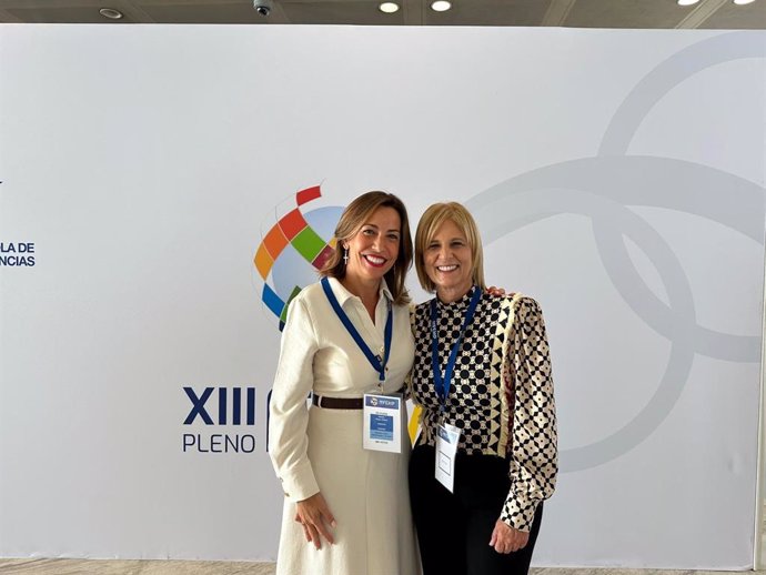 La alcaldesa de Zaragoza, Natalia Chueca, junto a la alcaldesa de Jerez y futura presidenta de la FEMP, María José García.