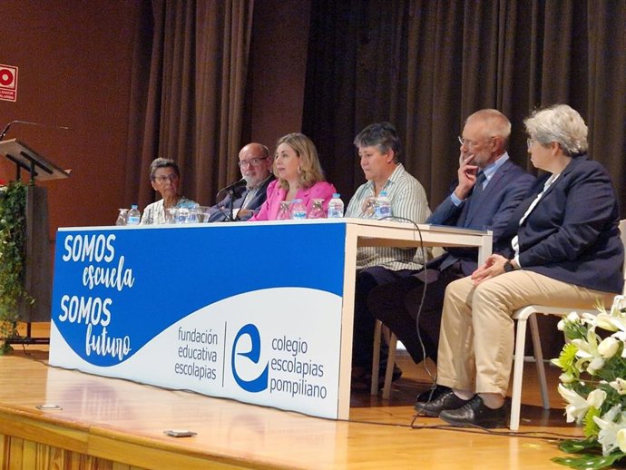 La consejera de Educación ha recordado sus momentos como alumna durante su discurso en el colegio Pompiliano.