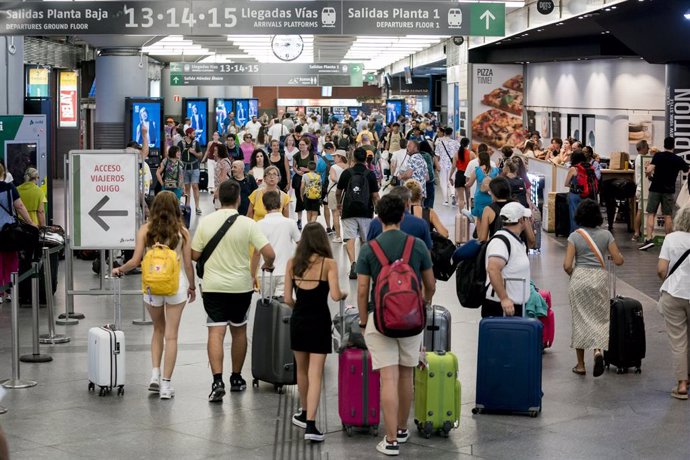 Archivo - Varias personas con maletas en la estación de Atocha-Almudena Grandes, a 11 de agosto de 2023, en Madrid (España)