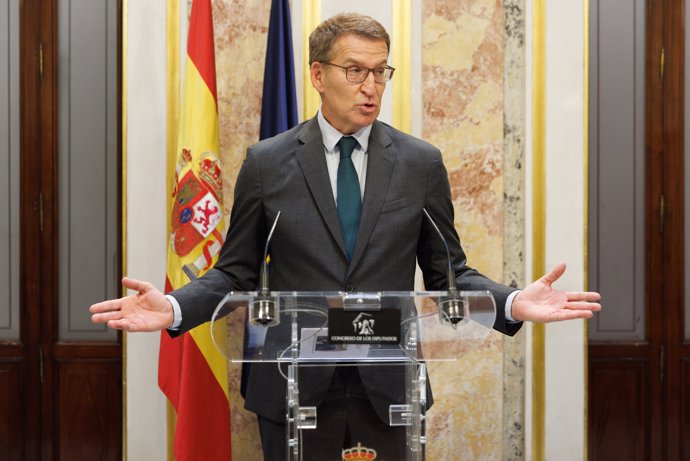 El presidente del PP, Alberto Núñez Feijóo, durante una rueda de prensa tras una sesión plenaria, en el Congreso de los Diputados, a 21 de septiembre de 2023, en Madrid (España). 