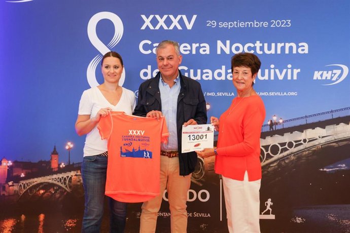 El alcalde de Sevilla durante su visita al Casino de la Exposición, que acoge la Feria del Corredor de la XXXV Carrera Nocturna del Guadalquivir KH7.