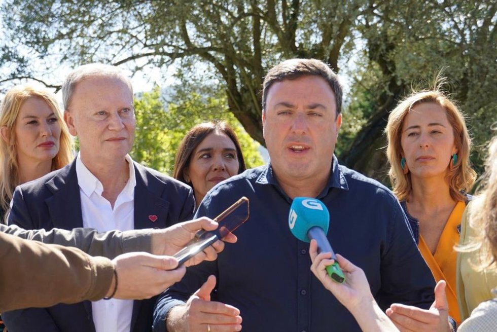 Formoso hace declaraciones a los medios antes de participar en la 'II Xuntanza Provincial do Socialismo Ourensán'.