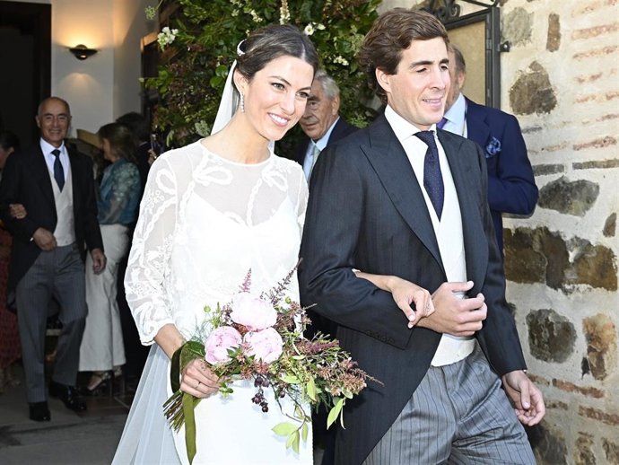 Ignacio del Pino Fernández-Fontecha y Pilar Montes Yebra salen de la iglesia de San Bartolomé Apóstol tras darse el "si quiero" a 23 de Septiembre de 2023 en (España).