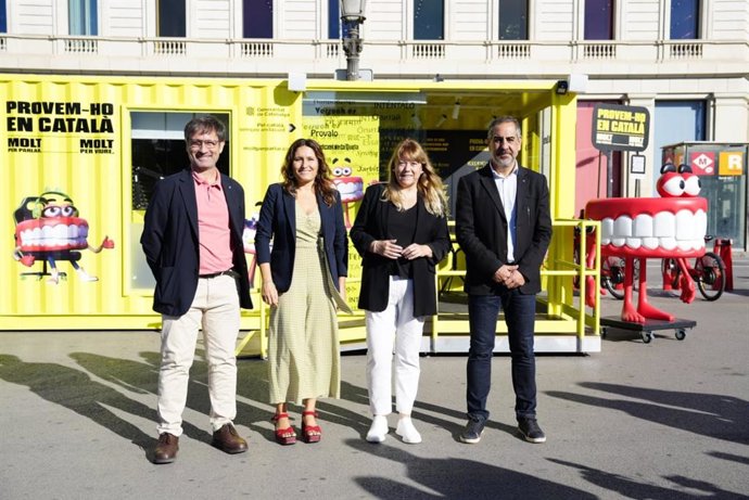 El secretari general de Política Lingüística de la Generalitat, Francesc Xavier Vila, amb les conselleres Laura Vilagr i Natlia Garriga i el delegat del Govern a Barcelona, Joan Borrs, en la presentació del podcast en catal de 'La Queta'