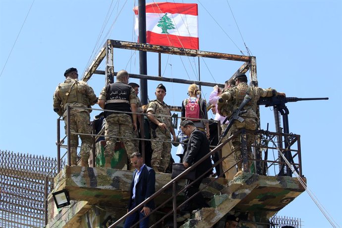 Archivo - BLUE LINE, Aug. 8, 2023  -- Representatives of member states of the UN Security Council accredited to Lebanon, accompanied by Lebanese officers, are seen on a watchtower during a tour along the Blue Line, on Aug. 8, 2023. The Lebanese Army Com