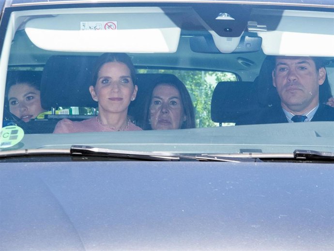 CARMEN MARTÍNEZ-BORDIÚ, SU HIJO LUIS ALFONSO DE BORBÓN Y MARGARITA VARGAS