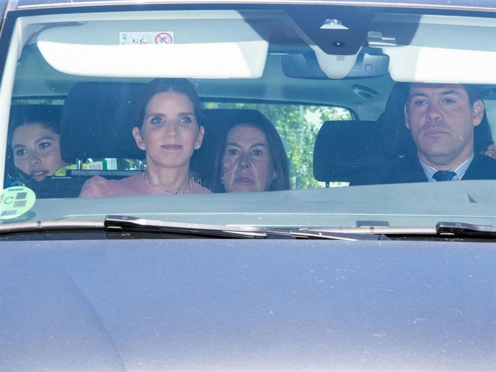 CARMEN MARTÍNEZ-BORDIÚ, SU HIJO LUIS ALFONSO DE BORBÓN Y MARGARITA VARGAS