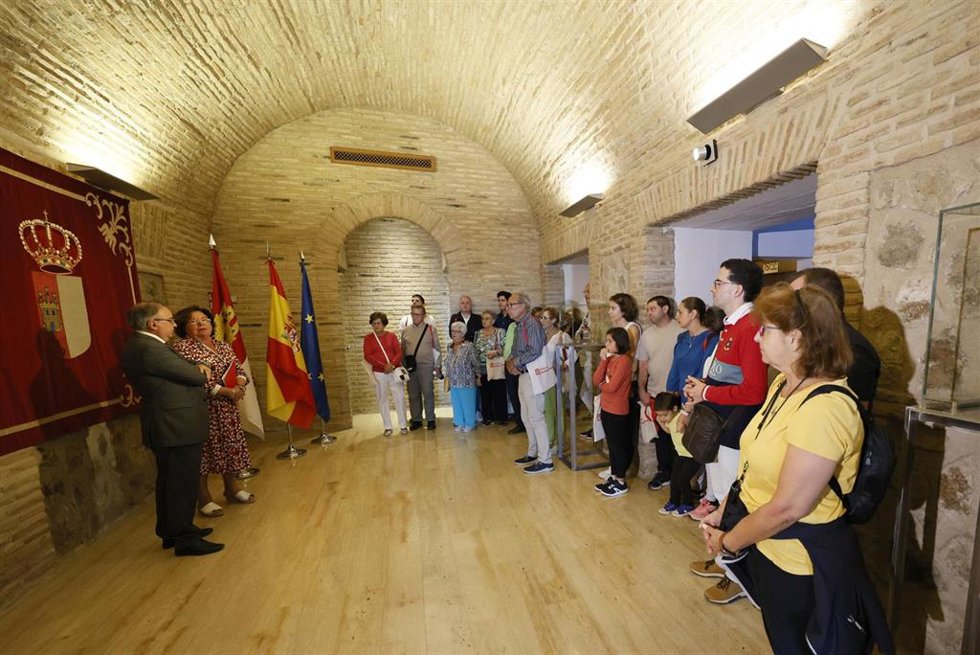 Las Cortes reciben al primer grupo de visitantes de la legislatura para seguir aproximando el parlamento a la ciudadanía