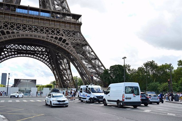 Archivo - 12 August 2023, France, Paris: Officers of the riot police (CRS) secure an area in the center of Paris after a security alert because a bomb threat resulted in the evacuation of three floors of the Eiffel Tower. About 4,000 people had to leave