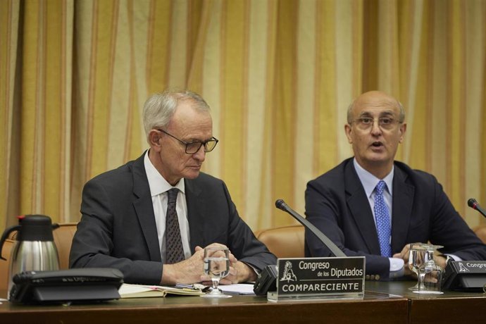 Archivo - El presidente del Consejo Económico y Social (CES), Antón Costas (i)