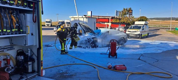 Los Bomberos de la Diputación de Valladolid sofocan el incendio de un coche en una gasolinera de Simancas
