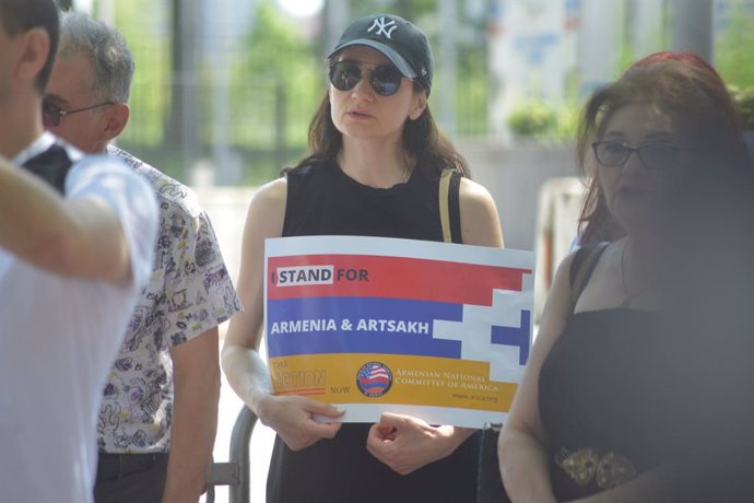 Archivo - August 19, 2023, New York, NY, US: United Nations, Armenian-Americans protest deliberate starvation actions as genocidal by Azerbaijan leader Aliyev,  against ethnic Armenians in their homeland of Artsakh, Nagorno-Karabakh. Call for UN to order 