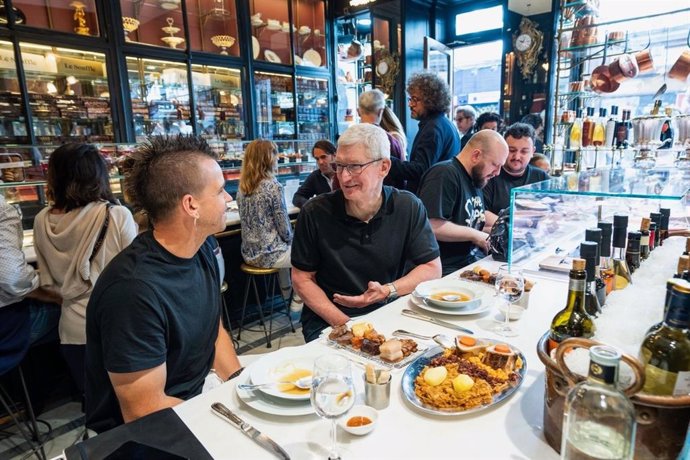 El CEO de Apple, Tim Cook, con el chef español Dabiz Muñoz en el restaurante Lhardy, en Madrid.