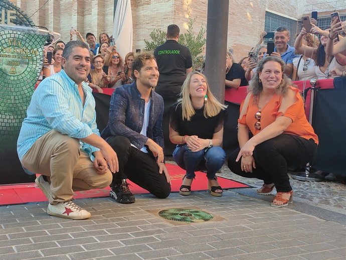 David Bisbal, Junto a María Guardiola, descubre su vinilo en Mérida.