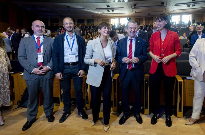 Delegado del Gobierno en la C.Madrid, Francisco Martín; secretario de Política Municipal PSOE, Alfonso Rodríguez Gómez de Celis; la ministra portavoz, Isabel Rodríguez; el alcalde de Vigo, Abel Caballero, y la ministra de Ciencia, Diana Morant en la FEMP