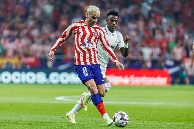 Archivo - 18 September 2022, Spain, Madrid: Atletico Madrid's Antoine Griezmann (L) and Real Madrid's Vinicius Junior battle for the ball during the Spanish La Liga soccer match between Atletico Madrid and Real Madrid at Wanda Metropolitano Stadium. Photo