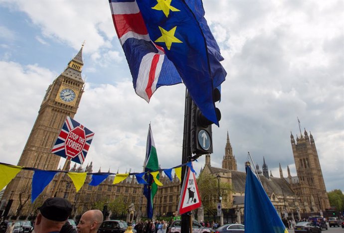 Archivo - May 17, 2023, London, England, United Kingdom: Anti-Brexit activists stage a protest outside British Parliament.