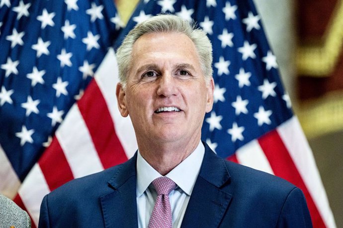 Archivo - July 19, 2023, Washington, District of Columbia, USA: House Speaker KEVIN MCCARTHY (R-CA) posing for photos with tourists at the U.S. Capitol.