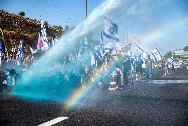 Archivo - Cañón de agua empleado contra manifestantes contrarios a la reforma judicial en Israel en una imagen de archivo
