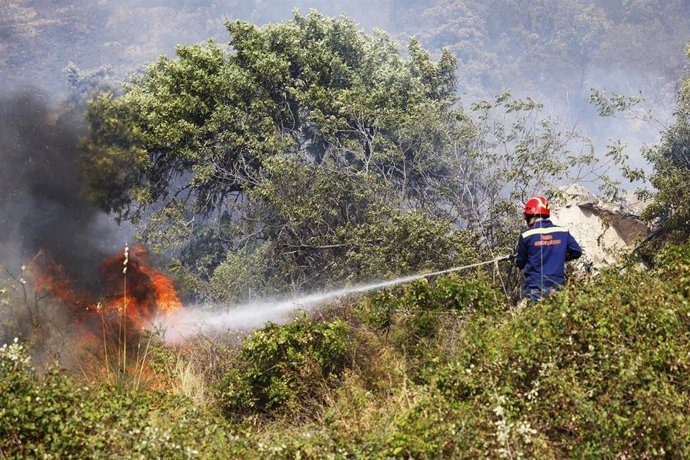 Archivo - Un bombero luchando contra el fuego en Sicilia, Italia
