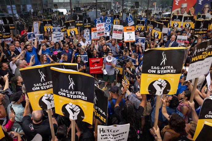 Archivo - August 22, 2023, New York, New York, United States: Labor leaders and members from various unions join the Writers Guild of America and SAG-AFTRA for a National Day of Solidarity in front of Amazon Headquarters. SAG-AFTRA has been on strike si