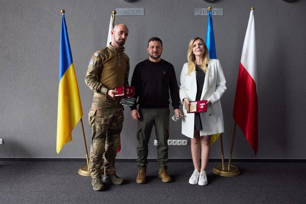 El presidente de Ucrania, Volodimir Zelenski, entregando dos premios estatales a la periodista, Bianka Zalewska, y el médico, Damian Duda