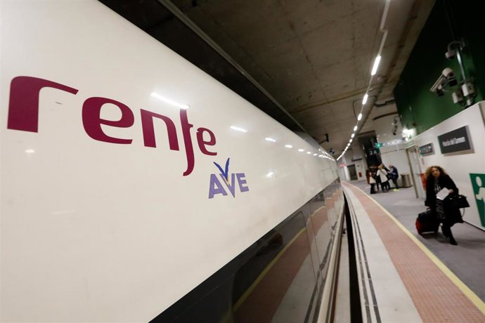 Archivo - El primer tren comercial de alta velocidad desde Murcia a Madrid, en la estación de Murcia del Carmen