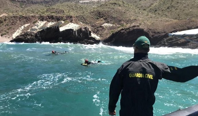 Imagen de un agente de la Guardia Civil junto a una zona de costa.