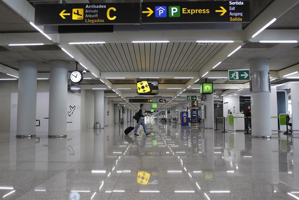 Archivo - Un pasajero en el aeropuerto de Palma de Mallorca