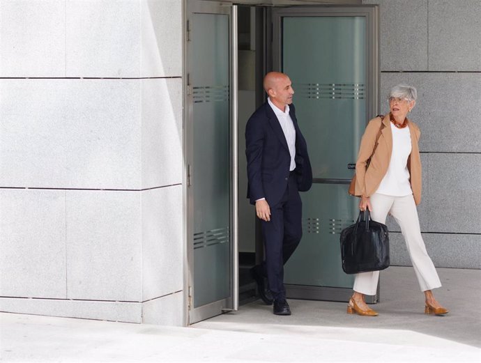 El expresidente de la Real Federación Española de Fútbol (RFEF), Luis Rubiales y su abogado Olga Tubau, salen de declarar de la Audiencia Nacional, a 15 de septiembre de 2023, en Madrid (España). 