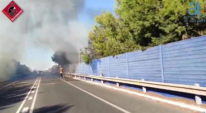 Extinguido un incendio de vegetación en la N-332 en Torrevieja que paralizó el tráfico casi 2 horas