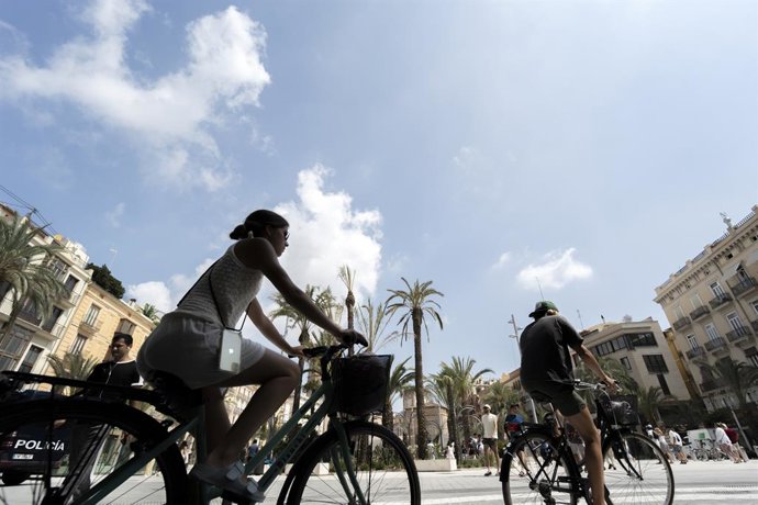 Archivo - Dos ciclistas en la plaza de la Reina, el día que se ha abierto al público, a 28 de julio de 2022, en Valencia, Comunidad Valenciana (España). Las obras de la plaza de la Reina se han dado por concluidas tras una reforma integral de 15 meses. 
