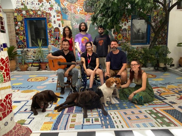 Representantes de Acoda y La Casa Azul junto a Rafael Trenas.